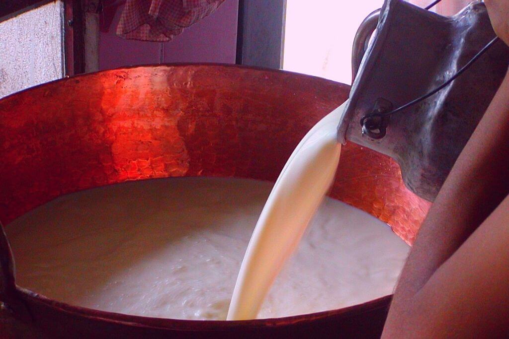 Turismo Rural: Loica dulces y licores, recetas ancestrales loica dulces y licores